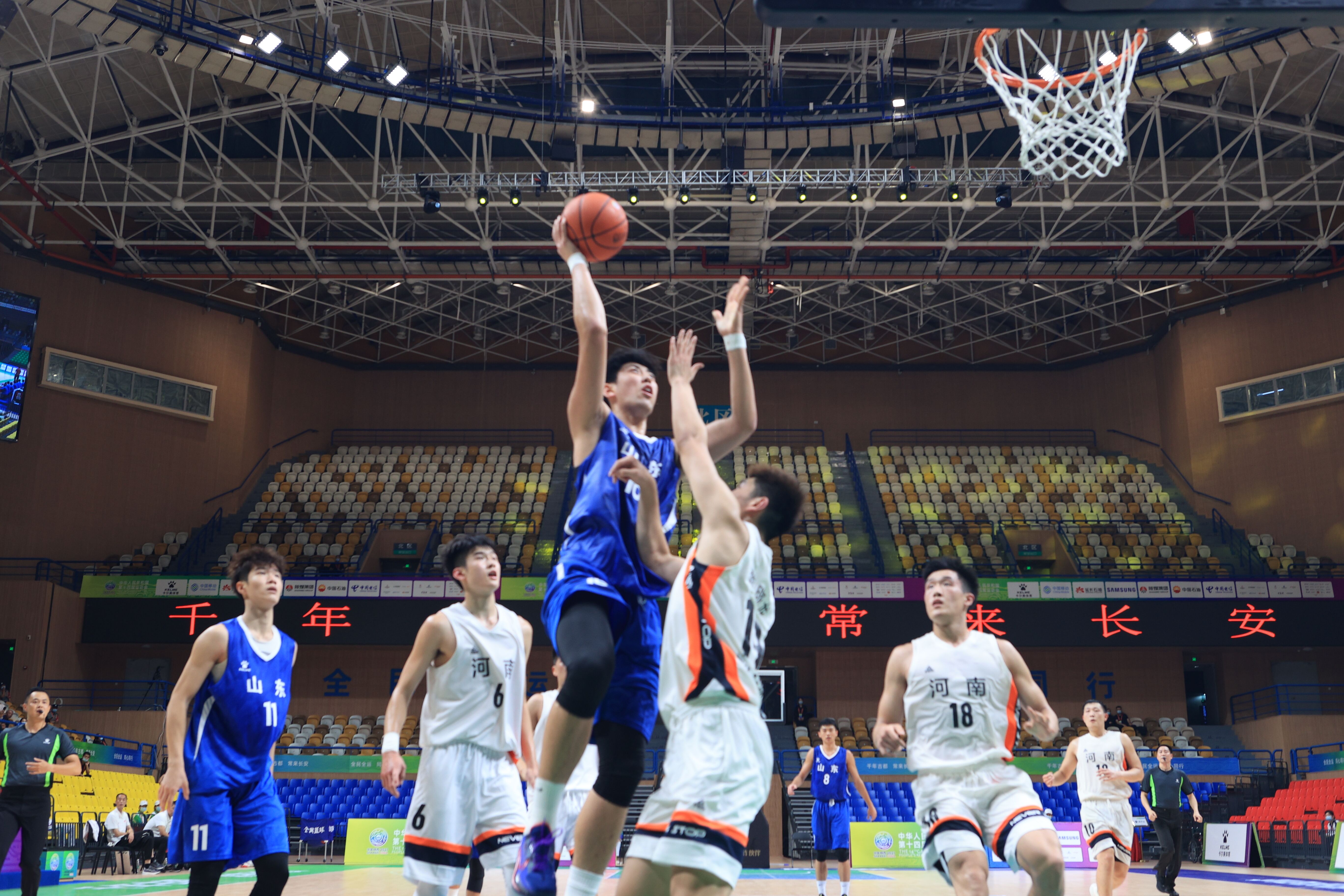 ​移师广州继续集训，中国男足19日出征新西兰.